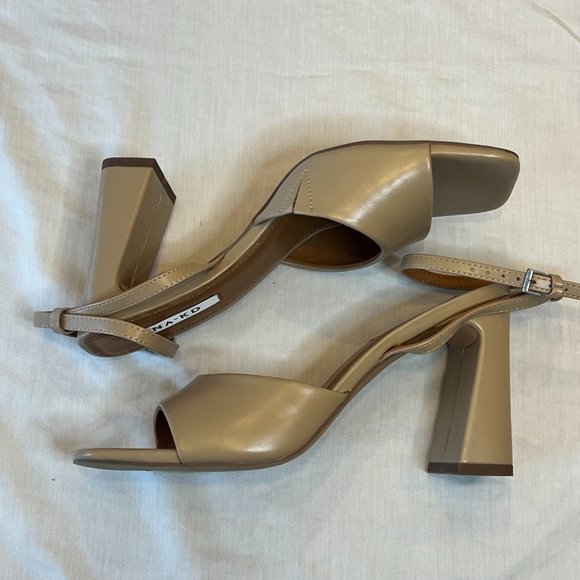 NA - KDFlared Heel Ankle Strap Sandals - Picture 5 of 5